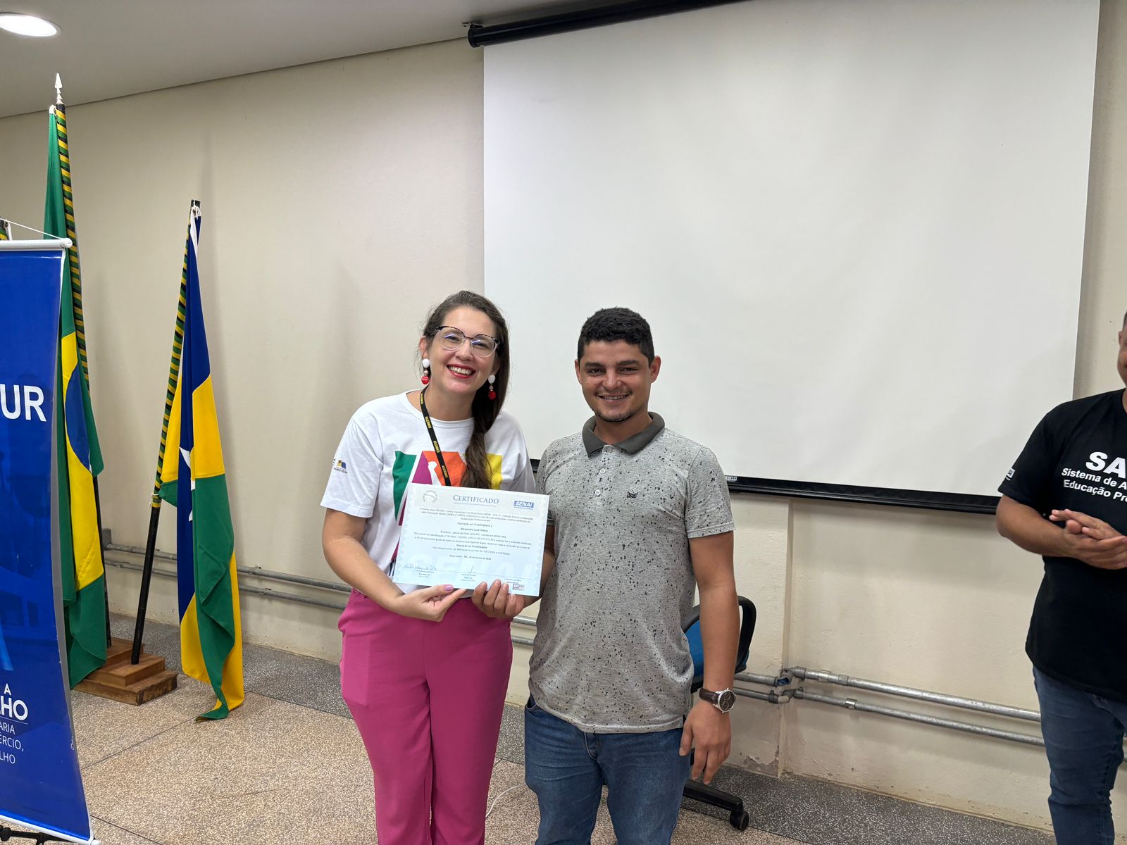 Alexandre Luiz, um dos formandos, recebendo o certificado