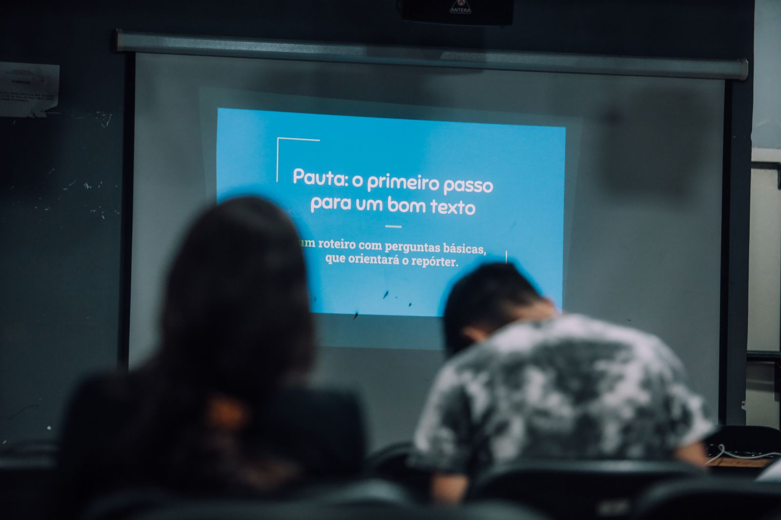 Entre os cursos ofertados está o de comunicação: expressão oral e corporal