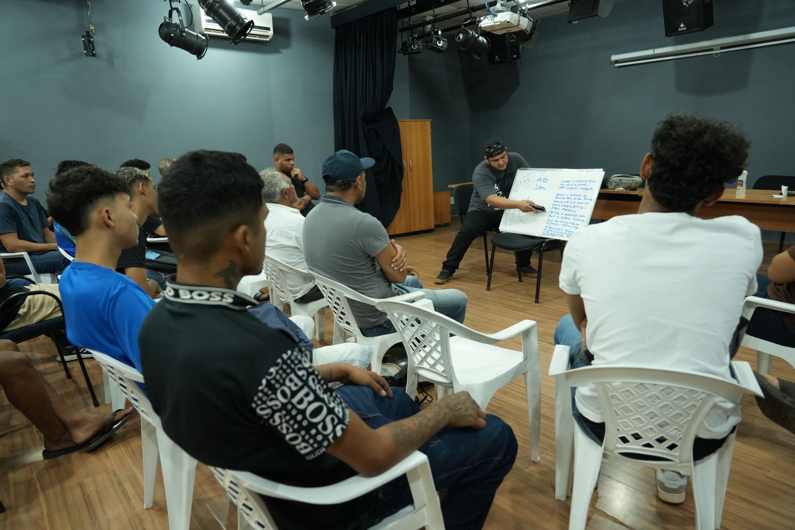 Aulão inicial para os primeiros 30 alunos matriculados no curso profissionalizante de barbeiro