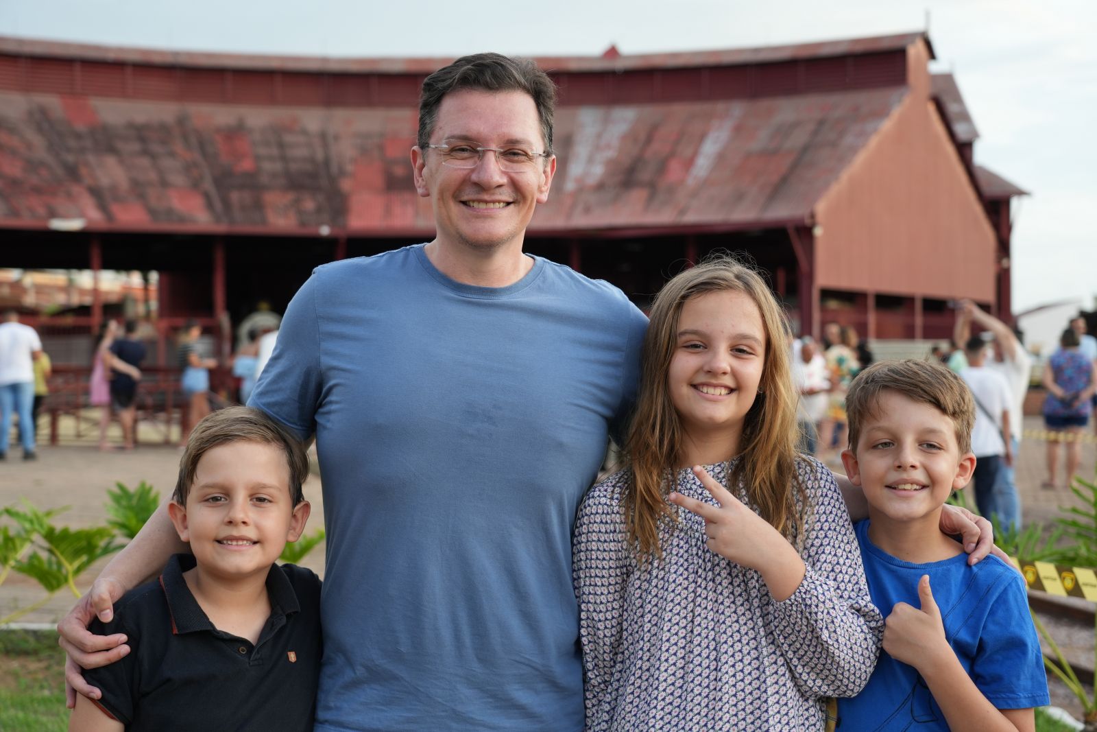 Eduardo faz questão de ensinar seus filhos, Pietro, Matteo e Arwen, o valor do patrimônio cultural da cidade