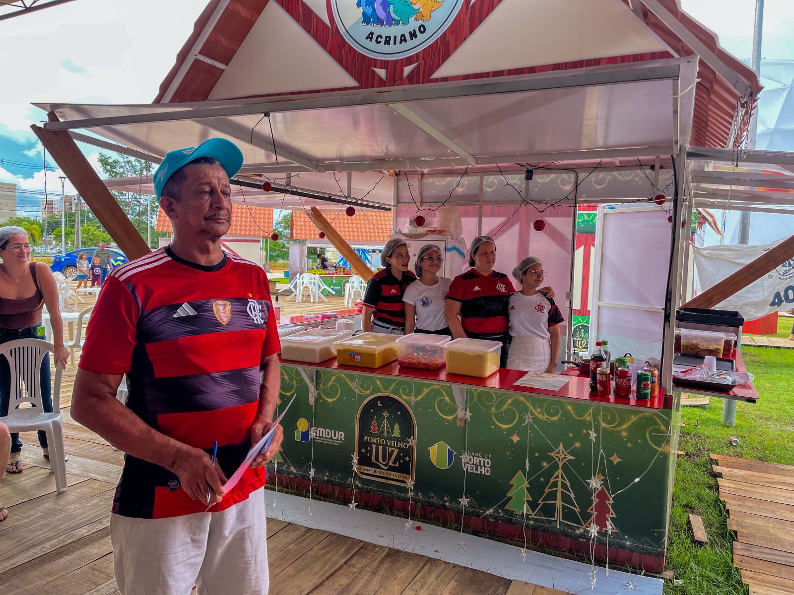 Francisco dividia a atenção entre os clientes e o telão, acompanhando a partida e vibrando com cada lance