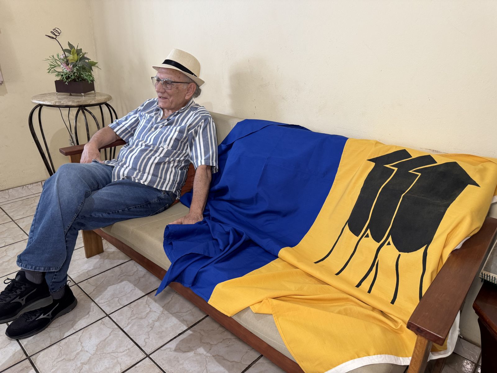 Antônio Cândido guarda com muito orgulho esse exemplar histórico em sua residência