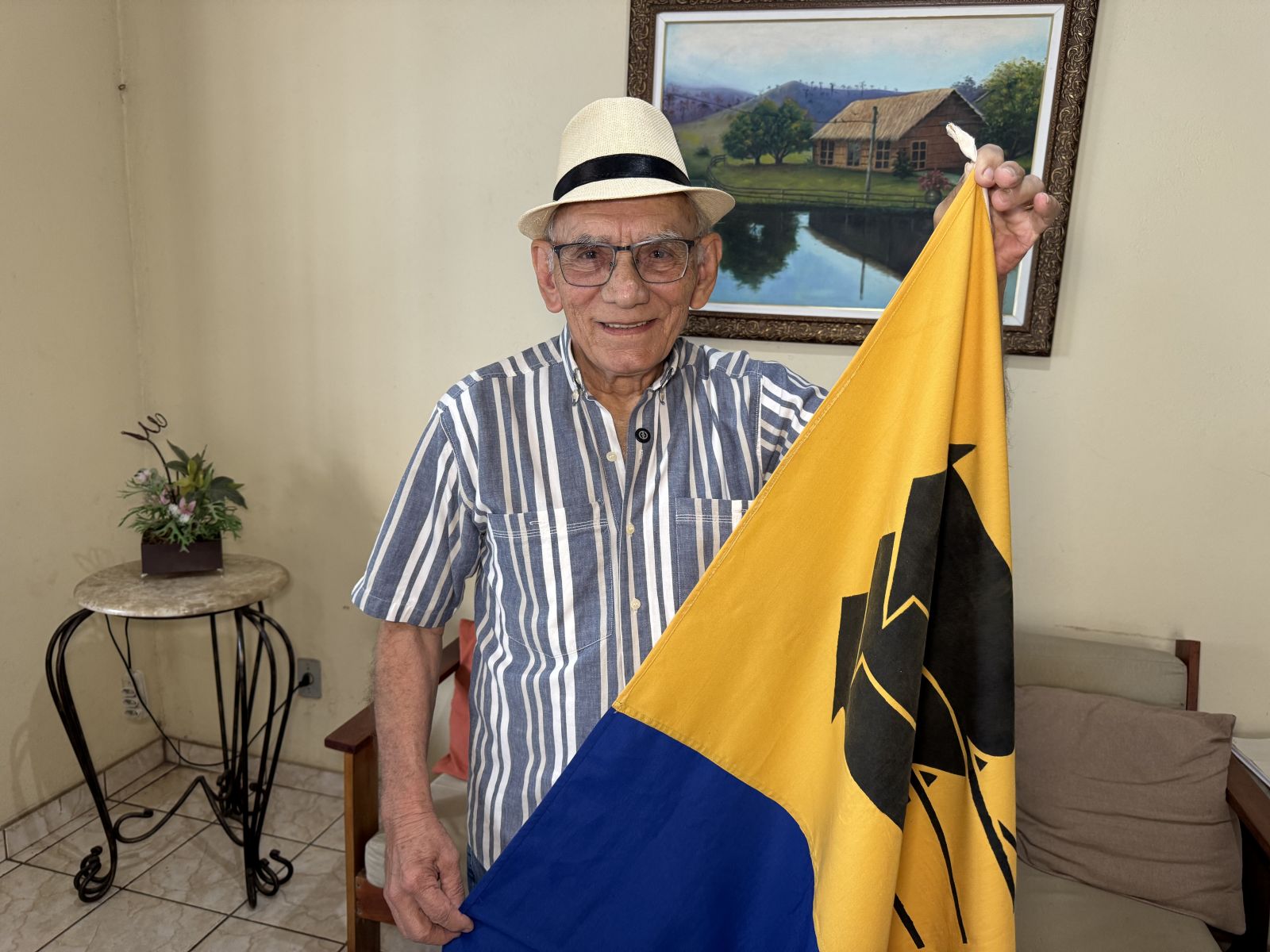 Antônio Cândido conquistou o concurso como criador da bandeira e também do brasão do município