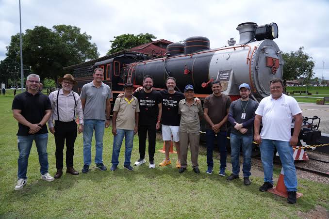 Prefeito Léo Moraes, secretários Paulo Moraes Júnior e Alexs Palitot acompanham a vistoria da equipe na locomotiva 18