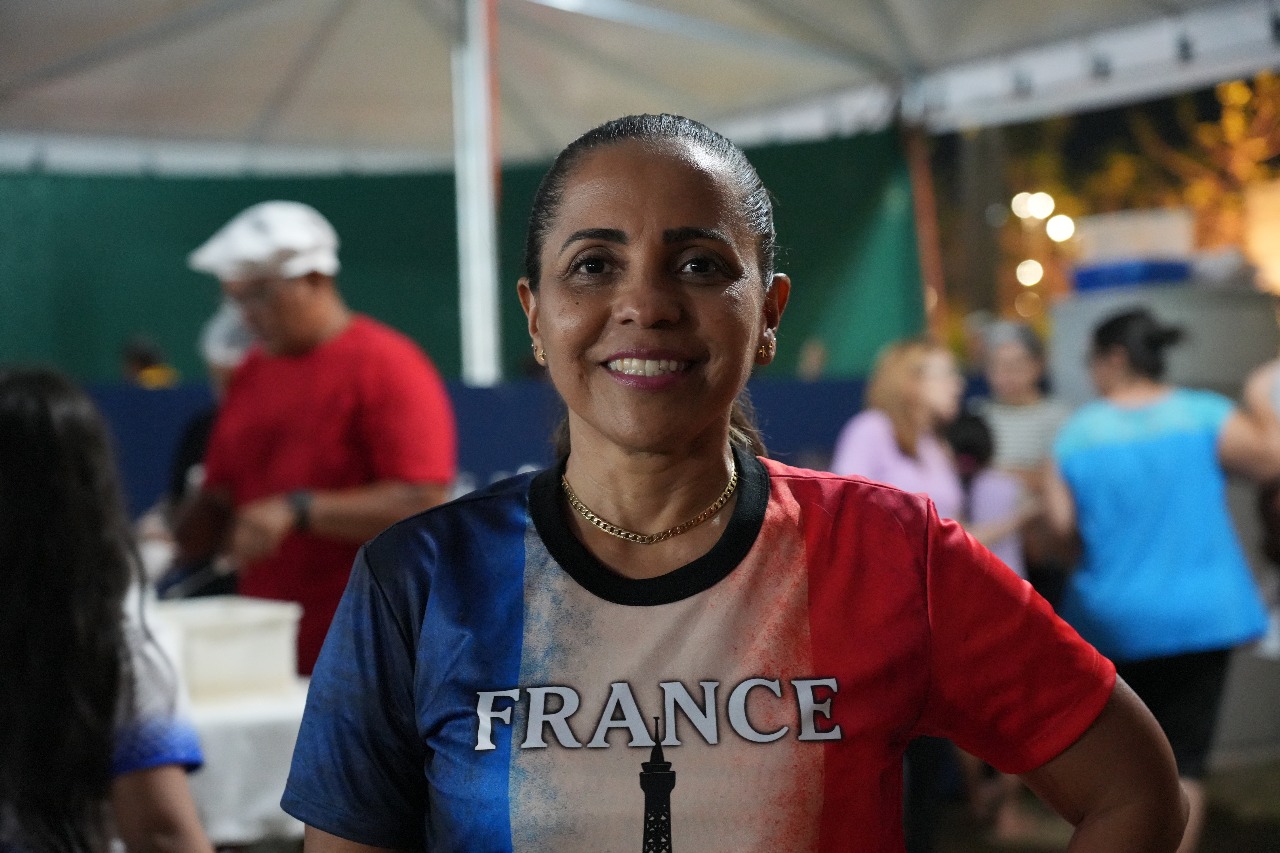 Pastora Magda Coelho, responsável pela tenda da França, reforça o convite