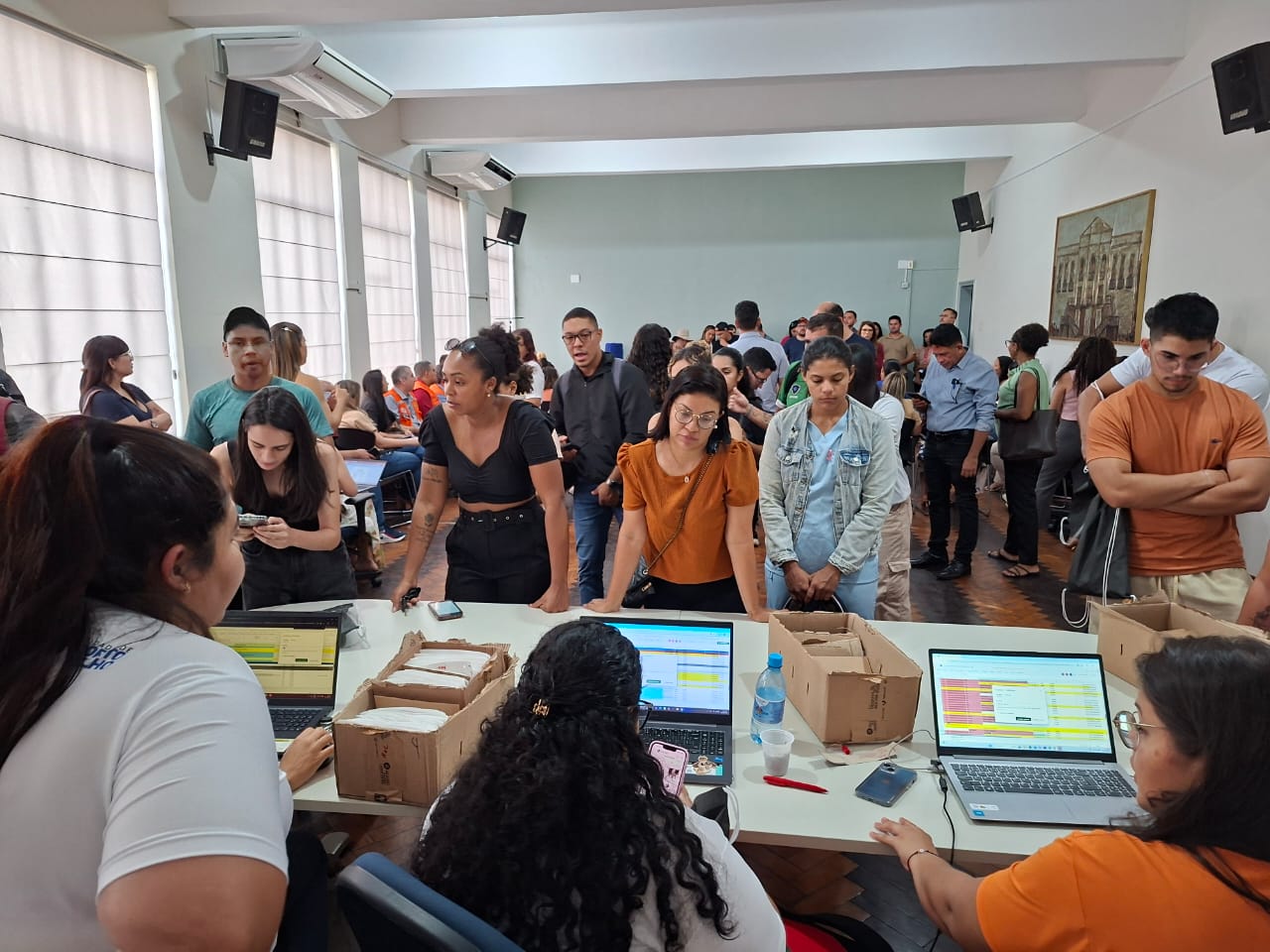 Milhares de corredores compareceram ao Prédio do Relógio para retirar seus kits