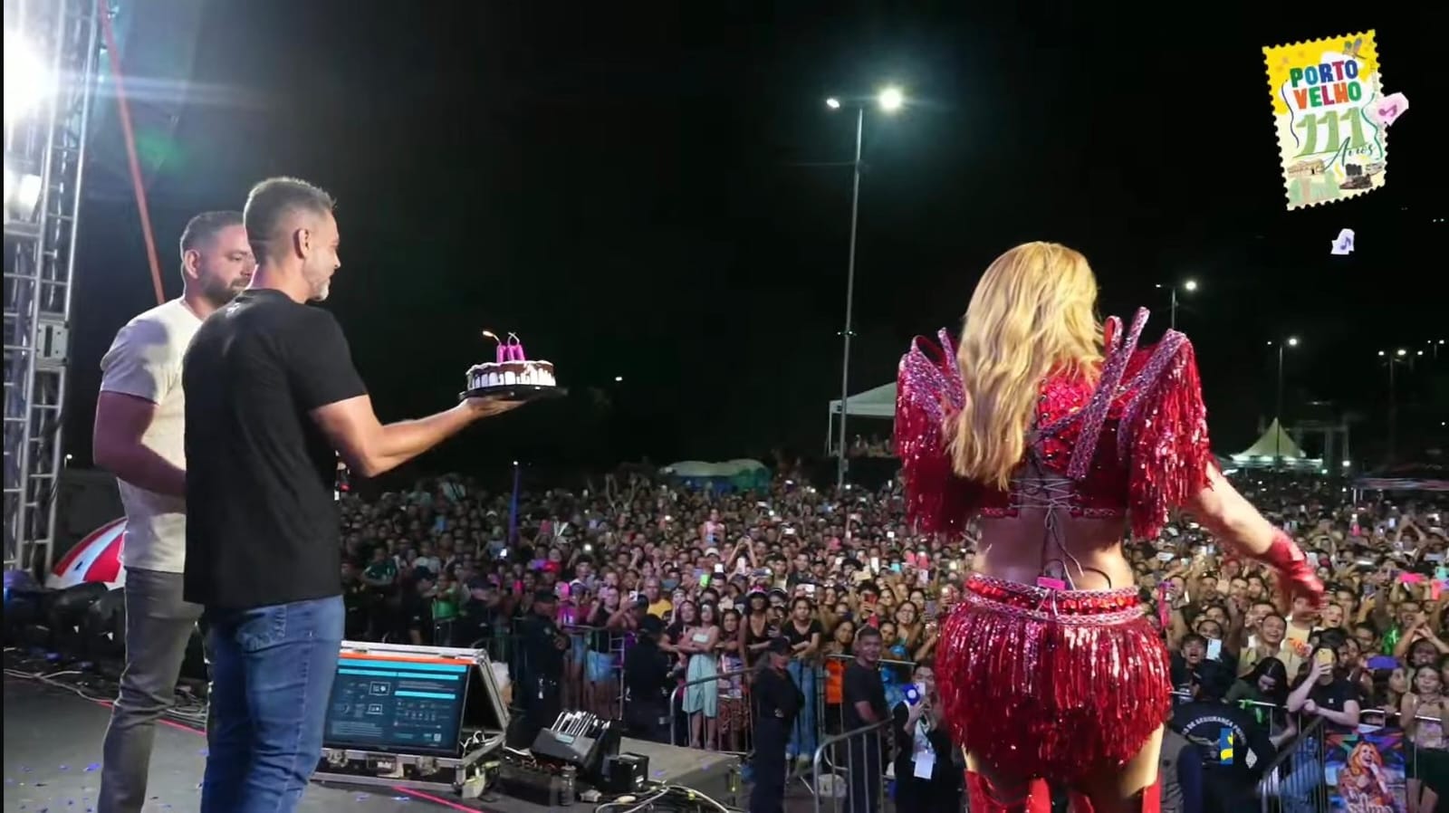 Ao lado do prefeito, Joelma cantou parabéns para Porto Velho