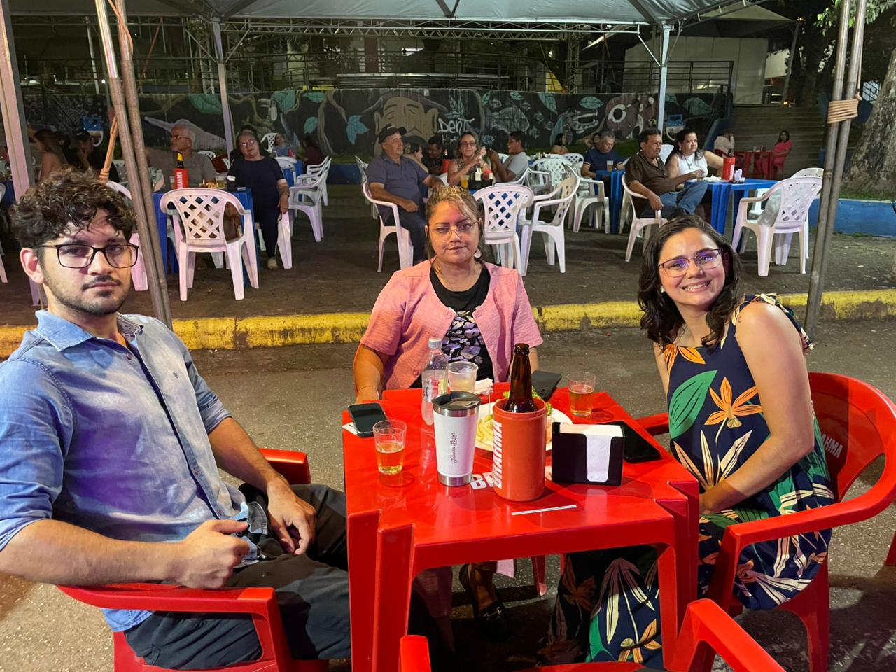 Amigos Tainara Barros e Eduardo Maia e Andreia aproveitaram a noite cultural