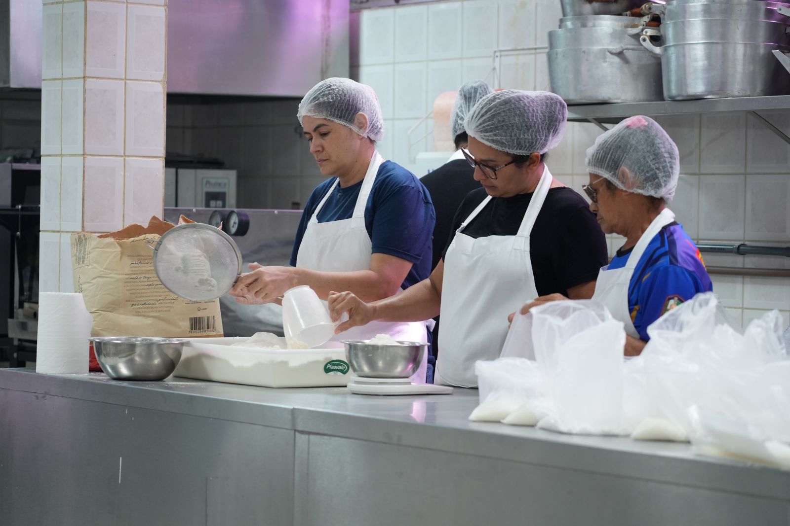 Produção do bolo está em ritmo acelerado