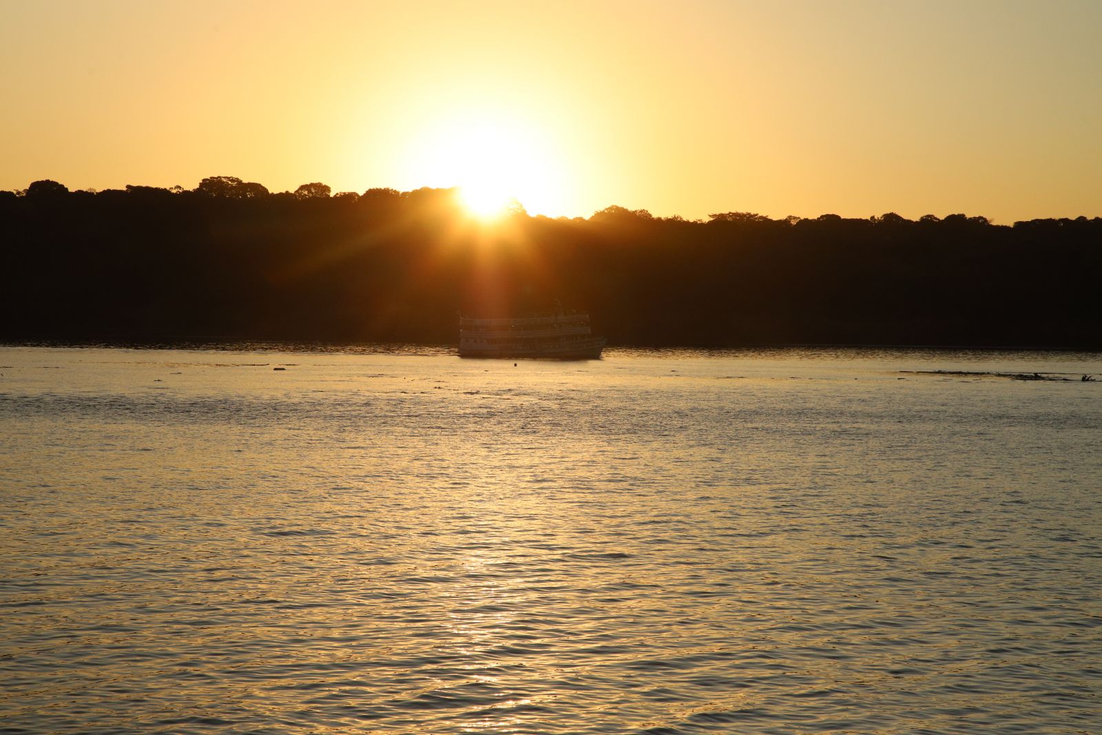 O pôr do sol é um espetáculo à parte para quem faz o passeio fluvial