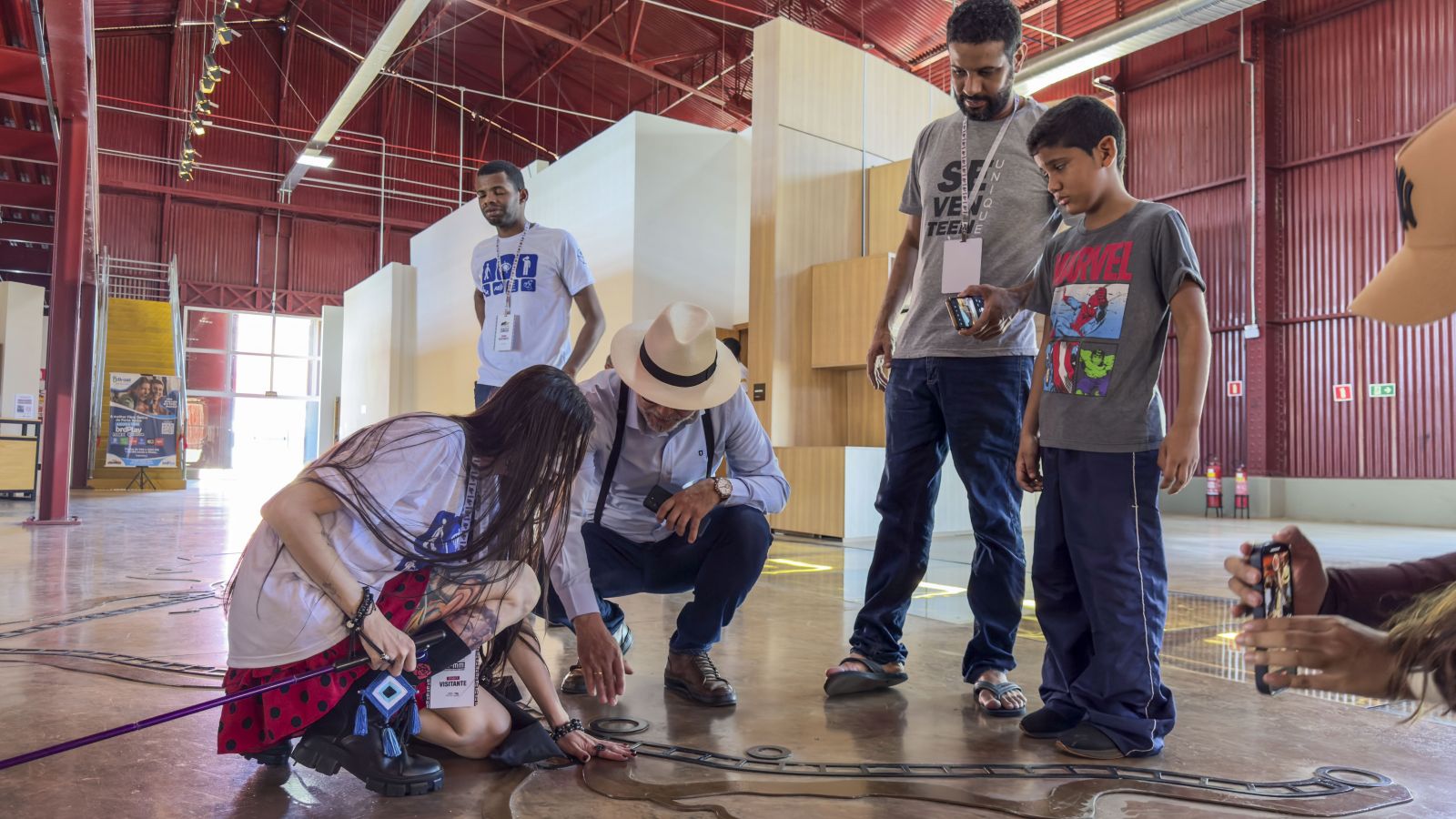  O museu conta com pisos táteis que percorrem todo o museu