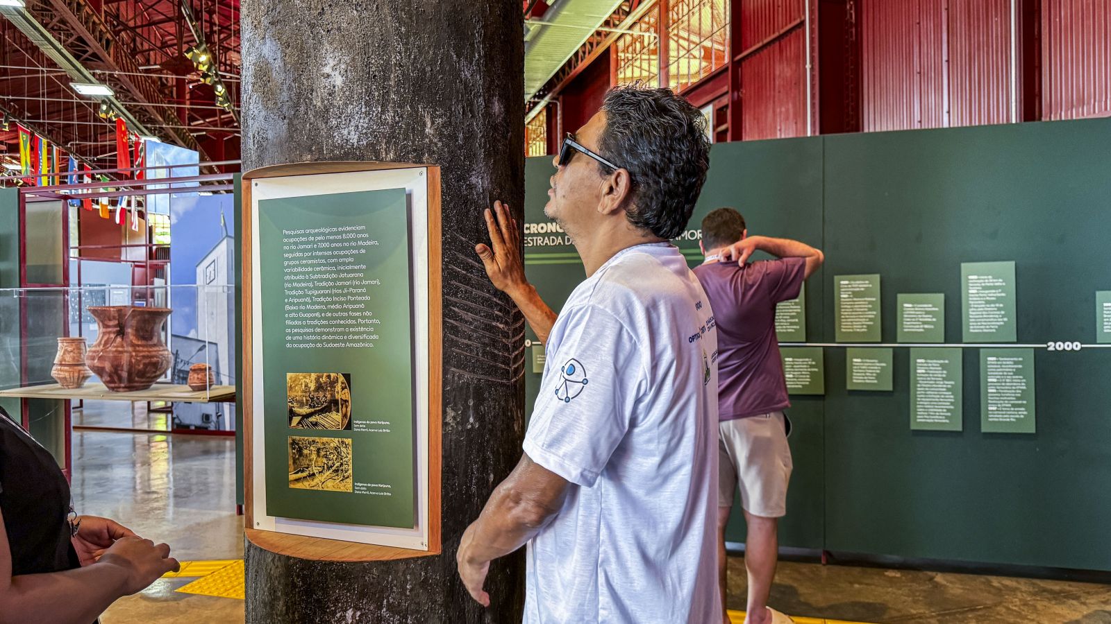 Dentro das instalações, são apresentadas peças interativas