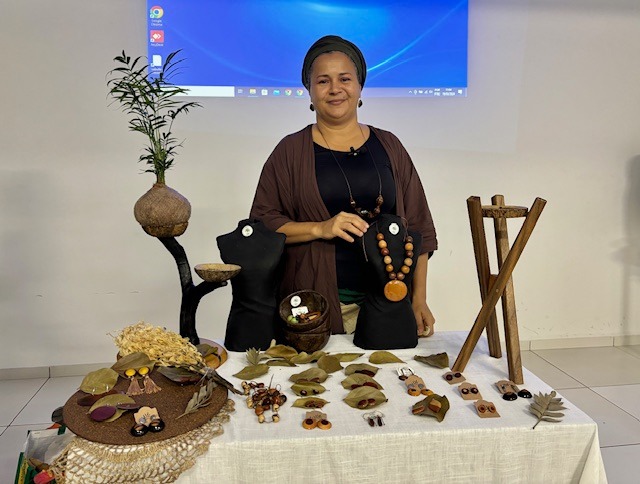 A artesã de biojóias, Hadassa, palestrou sobre como melhorar a exposição dos produtos