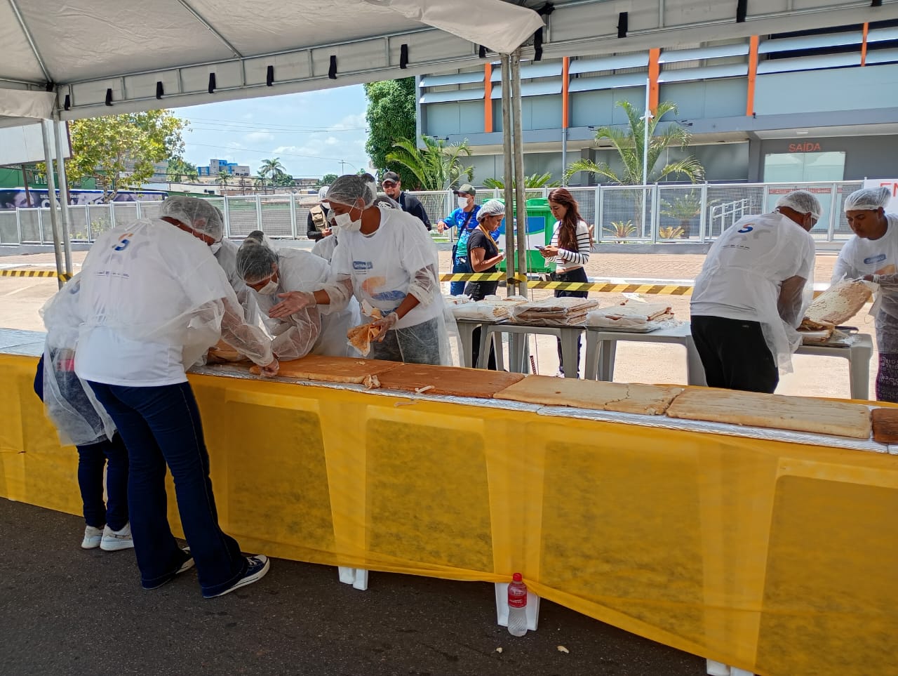 Magnitude do bolo exigiu um planejamento minucioso com mais de 300 voluntários
