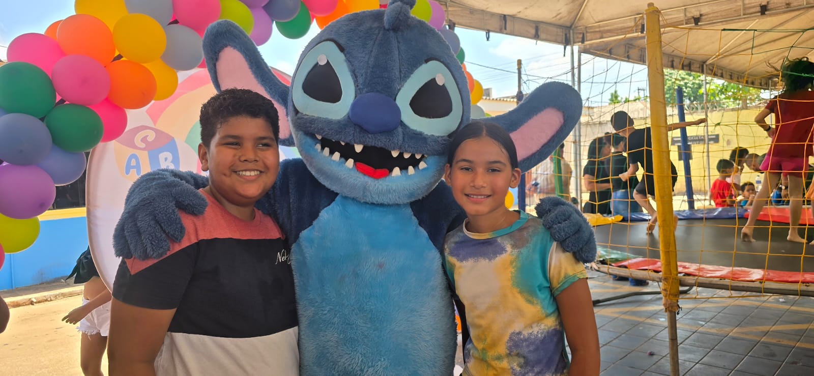 Evento contou com distribuição de picolés, pipocase e fotos com personagem infantil