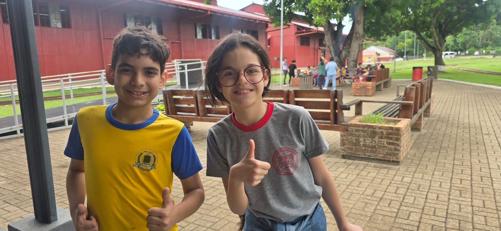 Alunos conheceram de perto fotos e elementos históricos