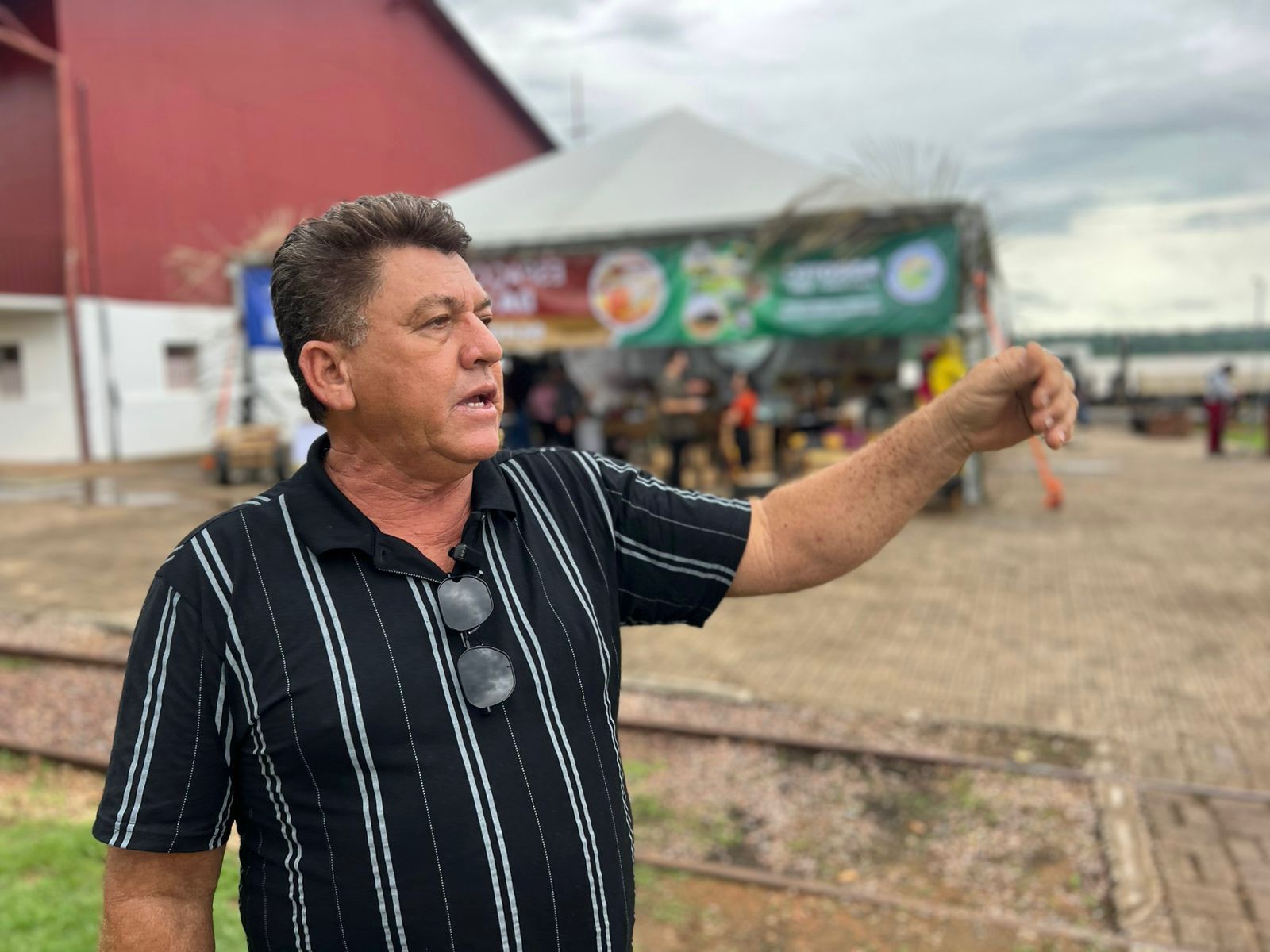 Levi explica que começou na apicultura para recuperar a lavoura de melancia, antes sem abelhas na área.