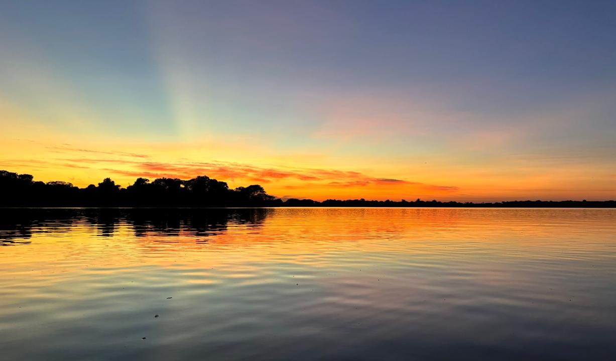 Alvorecer no lago é outro atrativo da região do Resex Lago do Cuniã