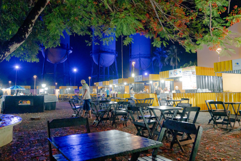 Feira funciona com quiosques e praça de alimentação, sendo o espaço ideal para empreendedores