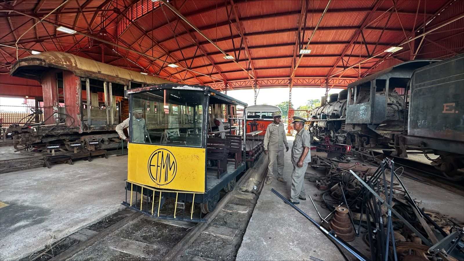 No galpão da antiga oficina, além dos trens ficam guardadas com muito carinho a kalamazu, cegonha, a litorina