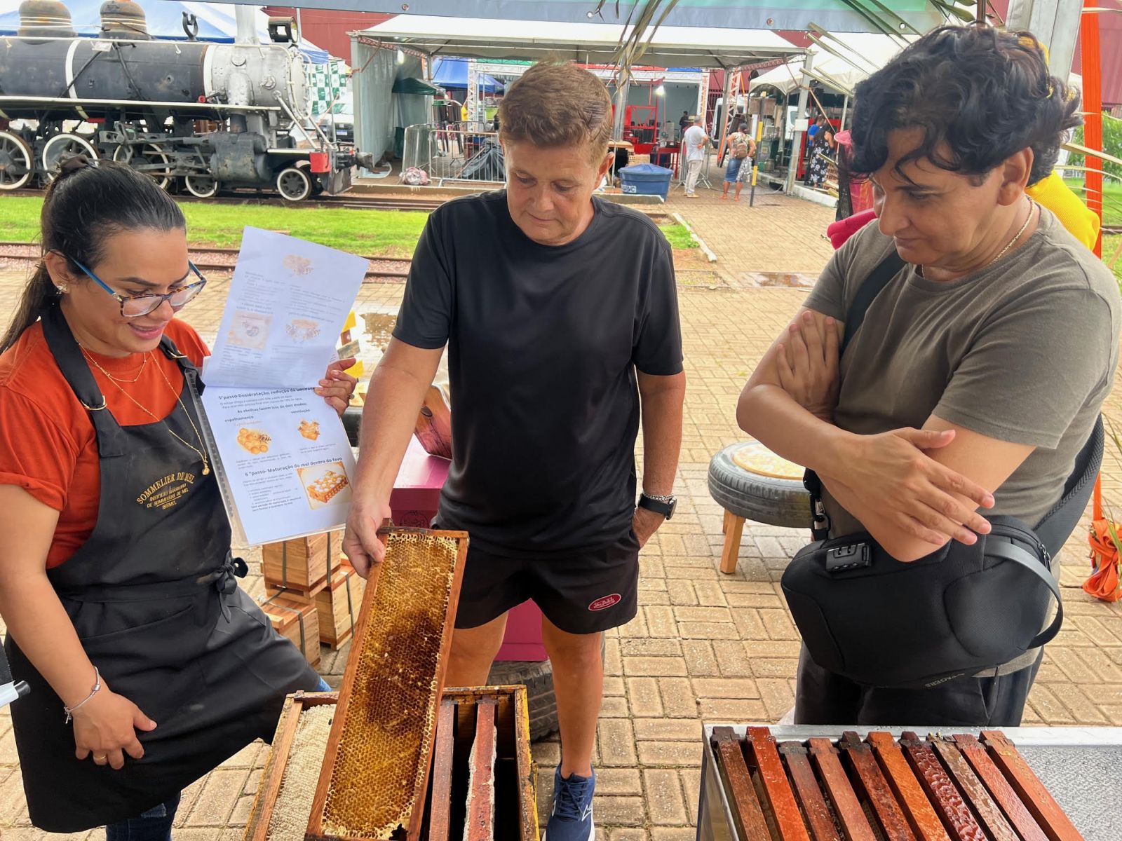 O espaço apresenta produtos, demonstrações e a cadeia produtiva do mel em Porto Velho.
